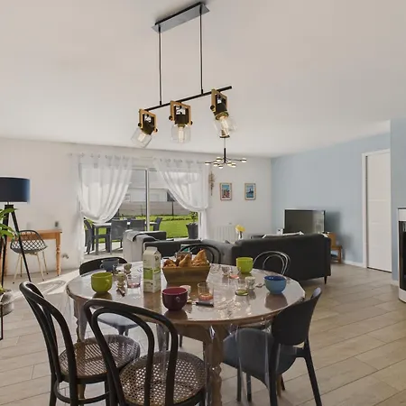 - Maison Moderne Avec Jardin Ensoleille